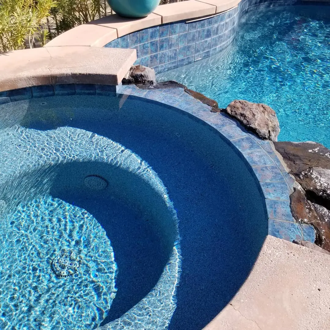 Jacuzzi redondo con acabado de piedra azul