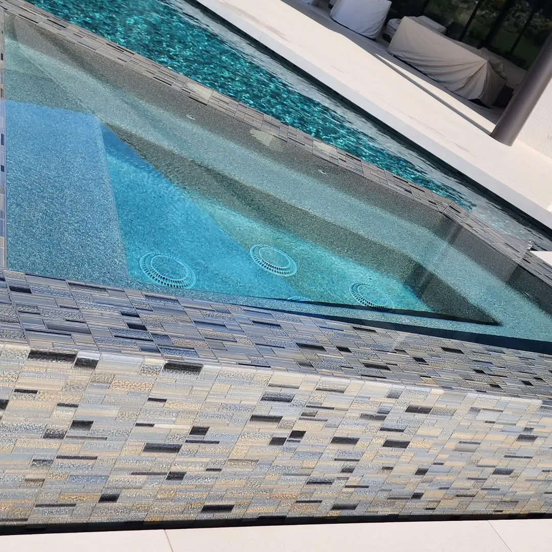 Azulejo mosaico en la línea de agua